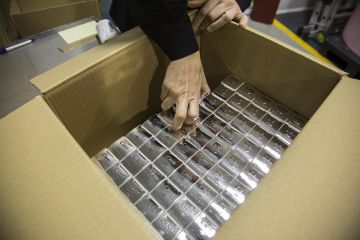 Embalaje de un surtido de cosméticos en la planta de Sanase.