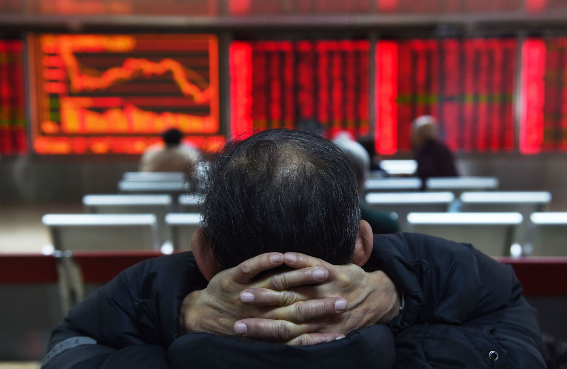 Un inversor chino observa las cotizaciones bursátiles en las pantallas de una corredora de bolsa en Pekín.rn Un inversor chino observa las cotizaciones bursátiles en las pantallas de una corredora de bolsa en Pekín.rn