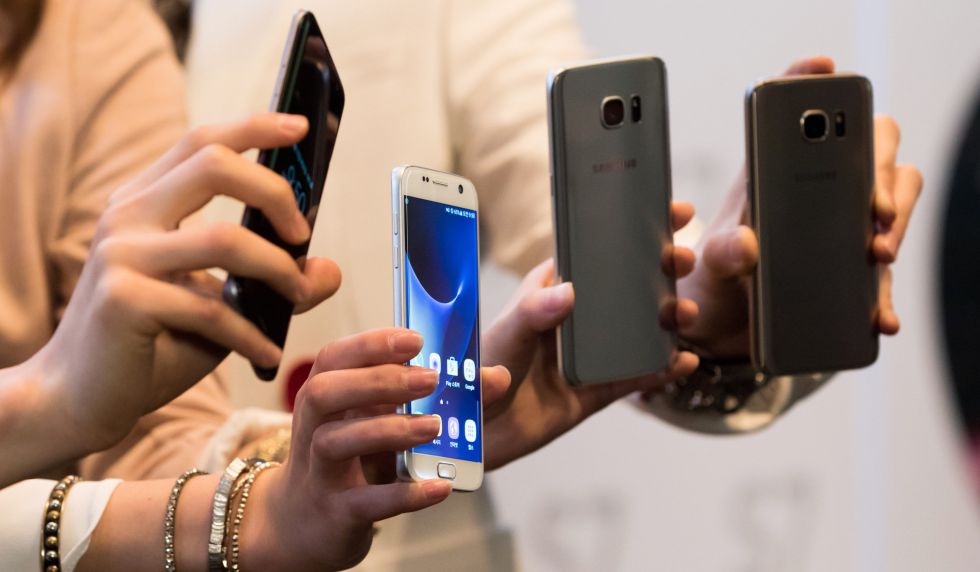 Un grupo de usuarios muestran el Samsung Galaxy S7. 