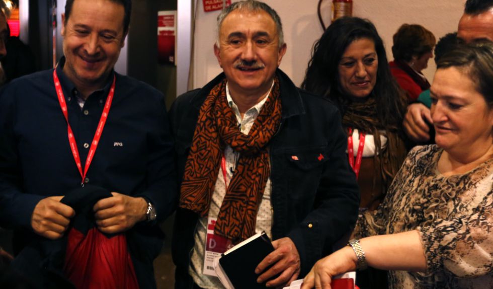 Álvarez (centro), anoche durante el congreso de UGT.