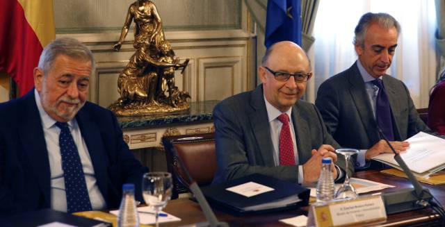 El ministro de Hacienda, Cristóbal Montoro (centro), junto a los secretarios de Estado de Administraciones Públicas, Antonio Beteta (izquierda), y de Hacienda, Miguel Ferre El ministro de Hacienda, Cristóbal Montoro (centro), junto a los secretarios de Estado de Administraciones Públicas, Antonio Beteta (izquierda), y de Hacienda, Miguel Ferre