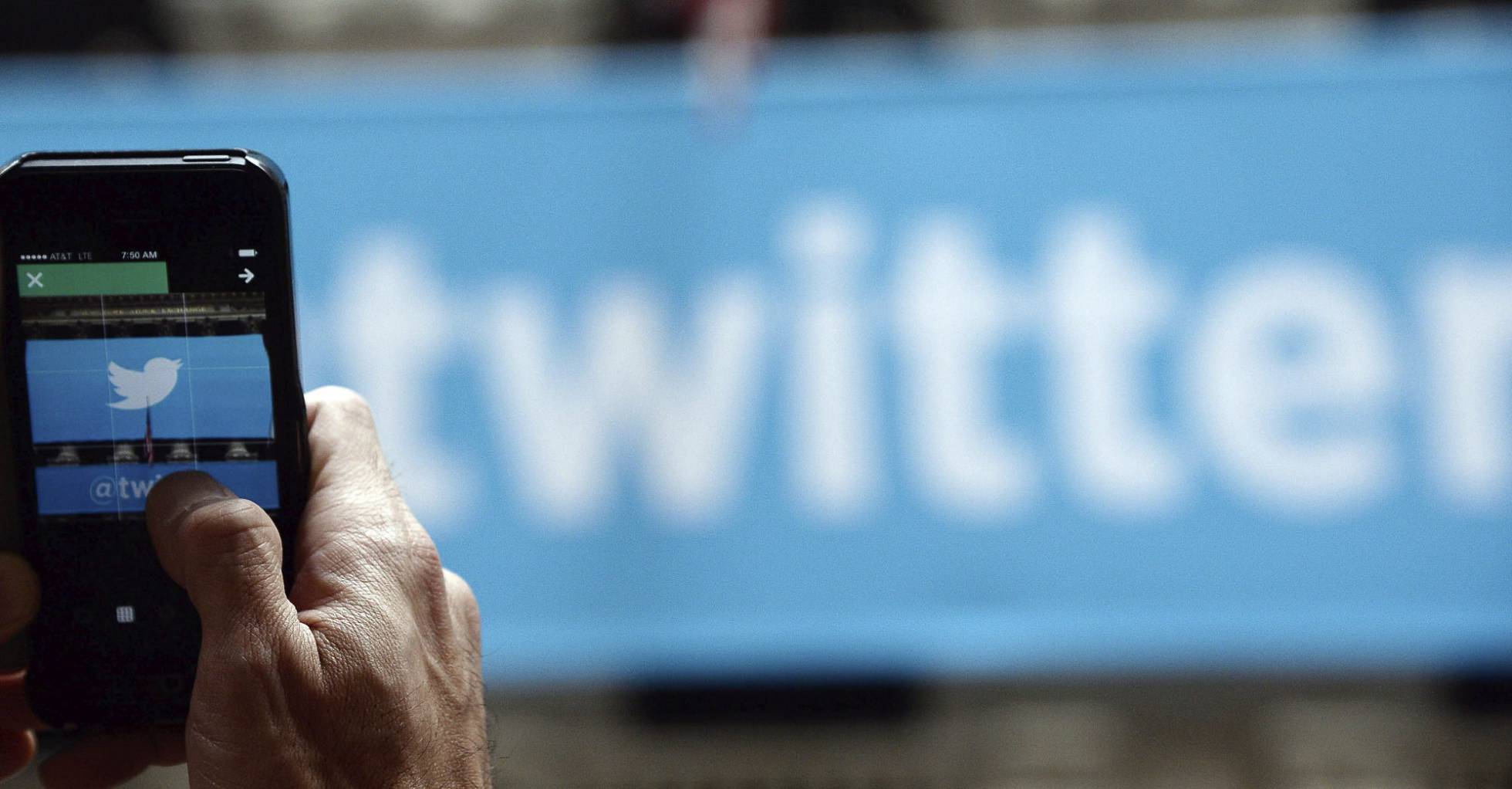 Un hombre fotografía el logo de Twitter en Nueva York Un hombre fotografía el logo de Twitter en Nueva York