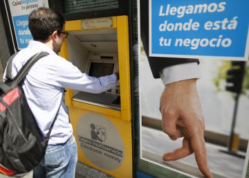 El jutge avala la comissió de Caixabank a no-clients per fer servir els seus caixers