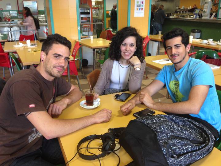 Daniel Ballesteros (i), María Iturzaeta y Daniel Figueras en la cafetería de la Facultad de Educación de la Complutense. Daniel Ballesteros (i), María Iturzaeta y Daniel Figueras en la cafetería de la Facultad de Educación de la Complutense.