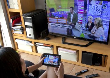 Los españoles recortan el tiempo que ven la televisión al día: 243 minutos Los españoles recortan el tiempo que ven la televisión al día: 243 minutos