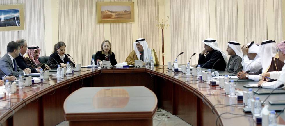 Ana Pastor, en una reunión del consorcio del AVE a La Meca con autoridades saudíes.