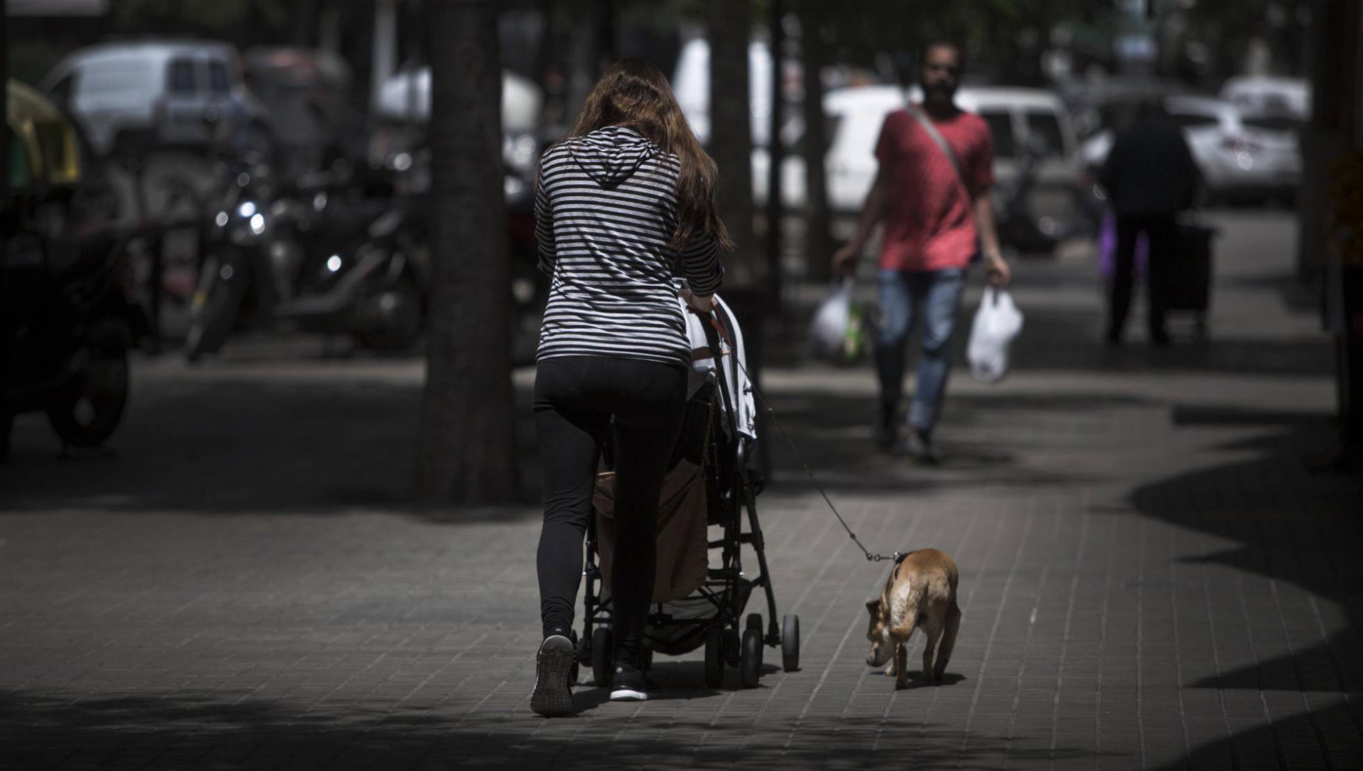 Una mujer pasea a su bebé por las calles de Barcelona. Una mujer pasea a su bebé por las calles de Barcelona.