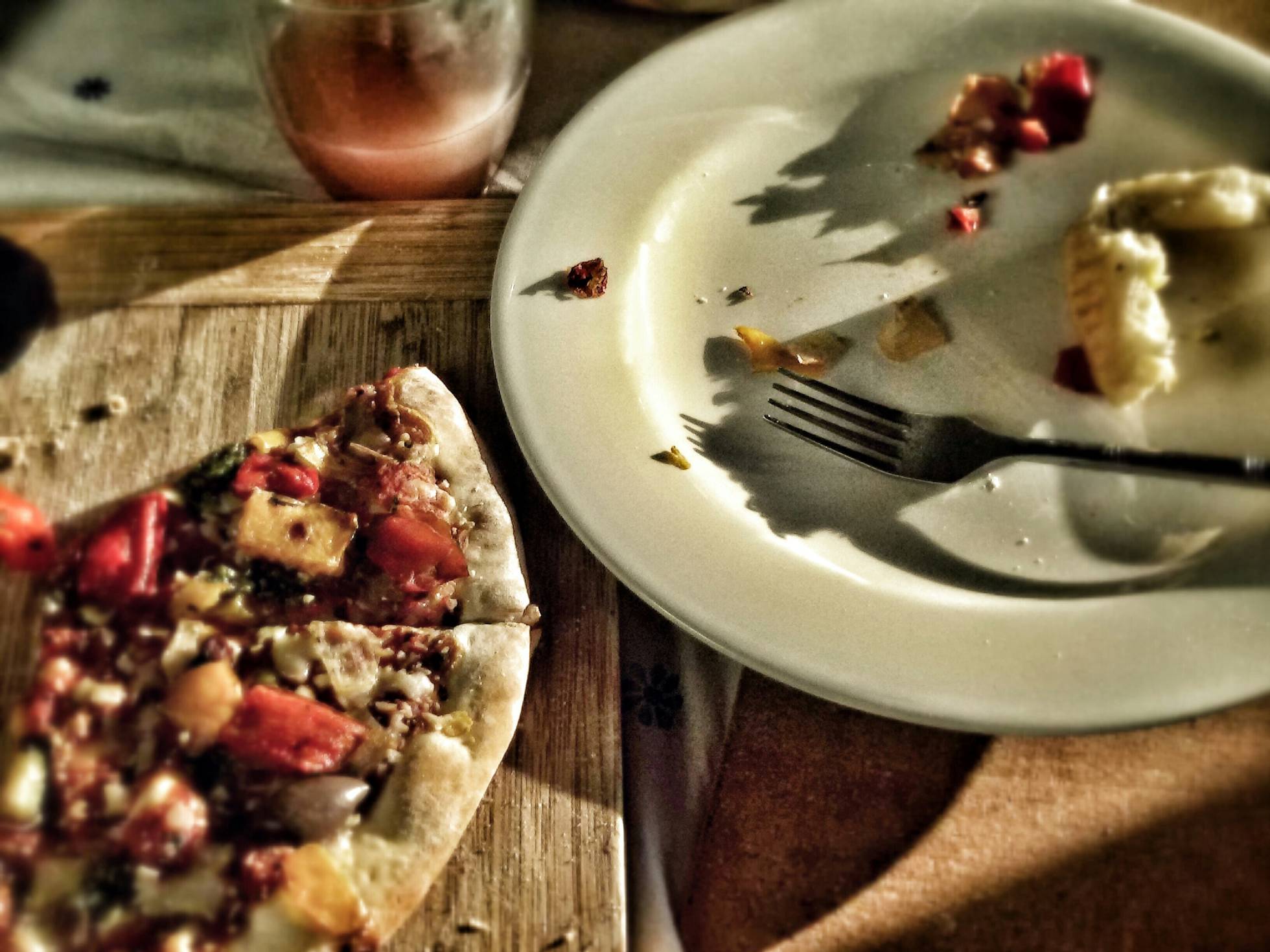 Restos de comida en la mesa Restos de comida en la mesa