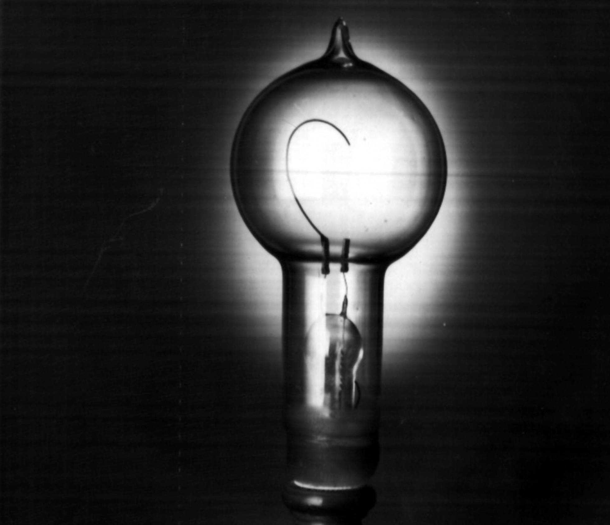 La primera bombilla desarrollada por Edison. La primera bombilla desarrollada por Edison.