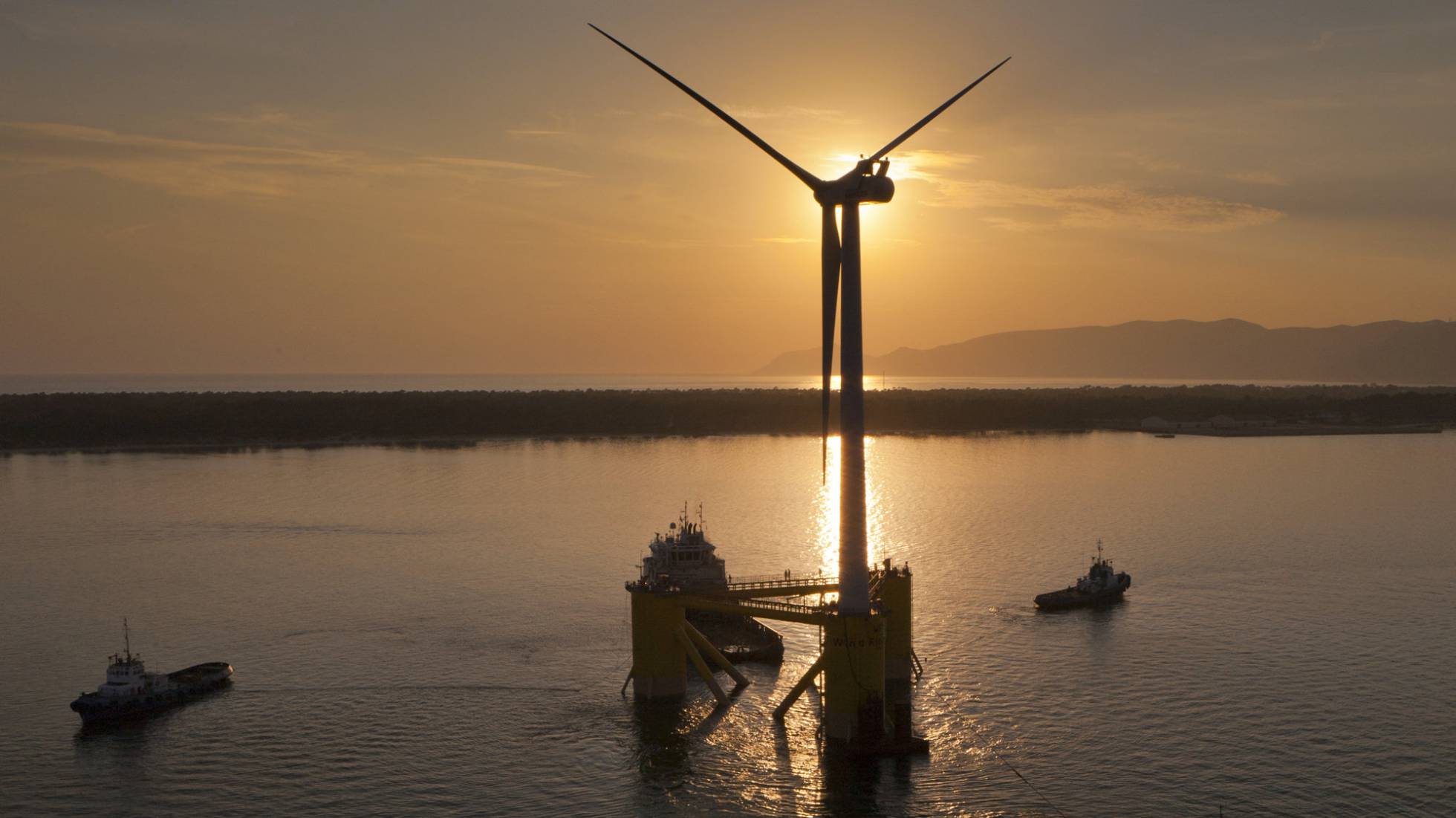 Molino de viento en la costa de Portugal. Molino de viento en la costa de Portugal.