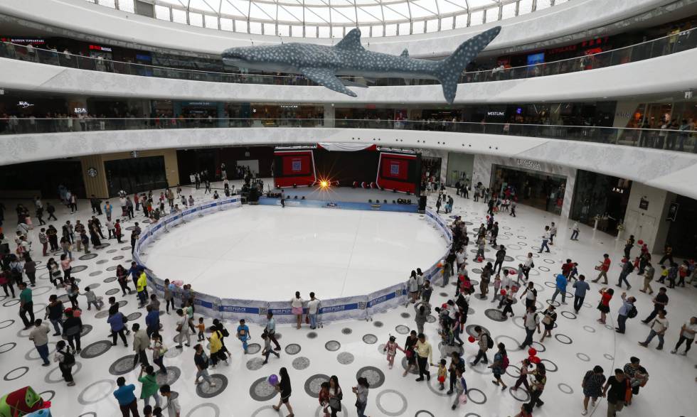 Visitantes en el nuevo centro comercial Wanda Mall, en Jiangxi, China. 