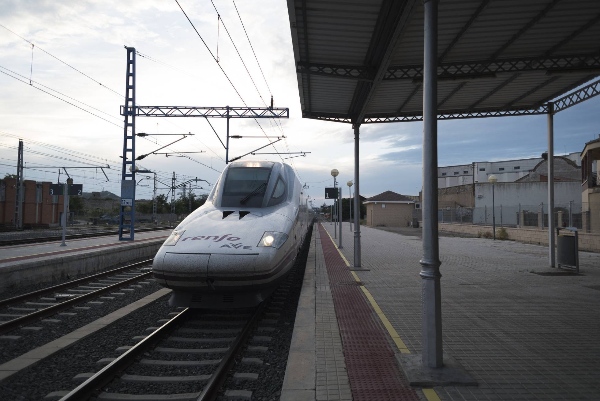 Tren AVE a su llegada a la estación de Tardienta, en Huesca. Tren AVE a su llegada a la estación de Tardienta, en Huesca.