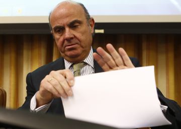 Guindos advierte de que un frenazo en la economía conllevará recortes Guindos advierte de que un frenazo en la economía conllevará recortes