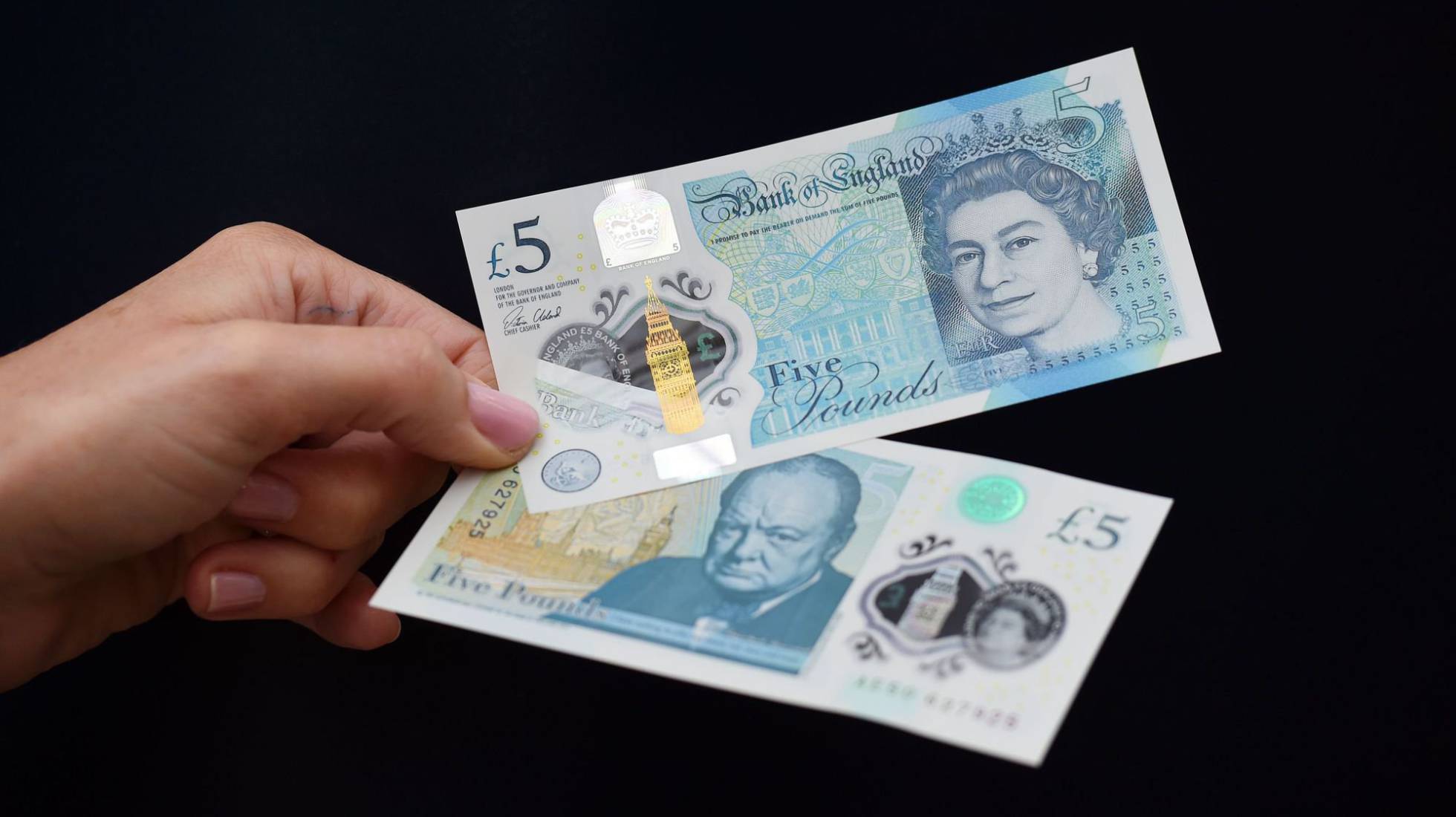 Anverso y reverso del nuevo billete de plástico de cinco libras. Anverso y reverso del nuevo billete de plástico de cinco libras.