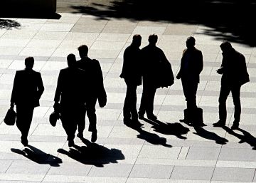 Ejecutivos con malet&iacute;n en la zona financiera de Madrid  
