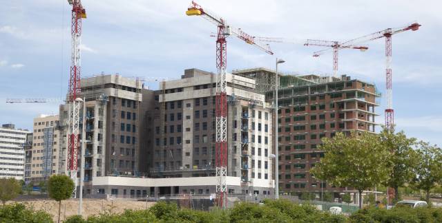 Obras de construcci&oacute;n de una promoci&oacute;n de viviendas en Valdebebas (Madrid).