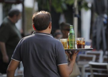 Camareros atendiendo terrazas en Plaza de Santa Ana, Madrid
