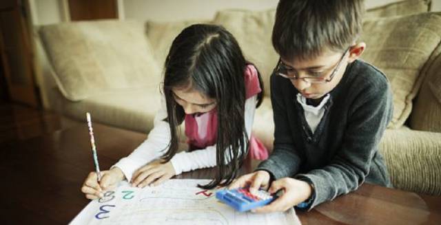 Unos niños aprenden a hacer cuentas. Unos niños aprenden a hacer cuentas.
