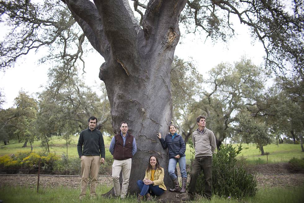 Integrantes del grupo de defensores de la dehesa Somos Sierra Norte, junto a un alcornoque centenario.