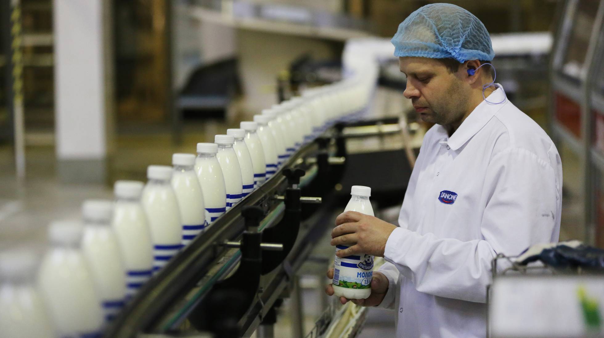 Operario en una planta de Danone. Operario en una planta de Danone.