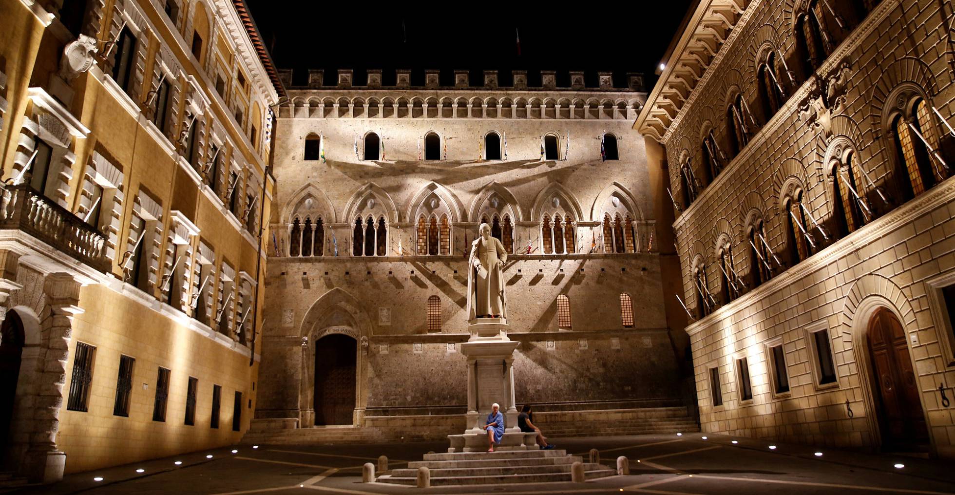 La plaza donde está la entrada a la sede central del Monte dei Paschi di Siena La plaza donde está la entrada a la sede central del Monte dei Paschi di Siena