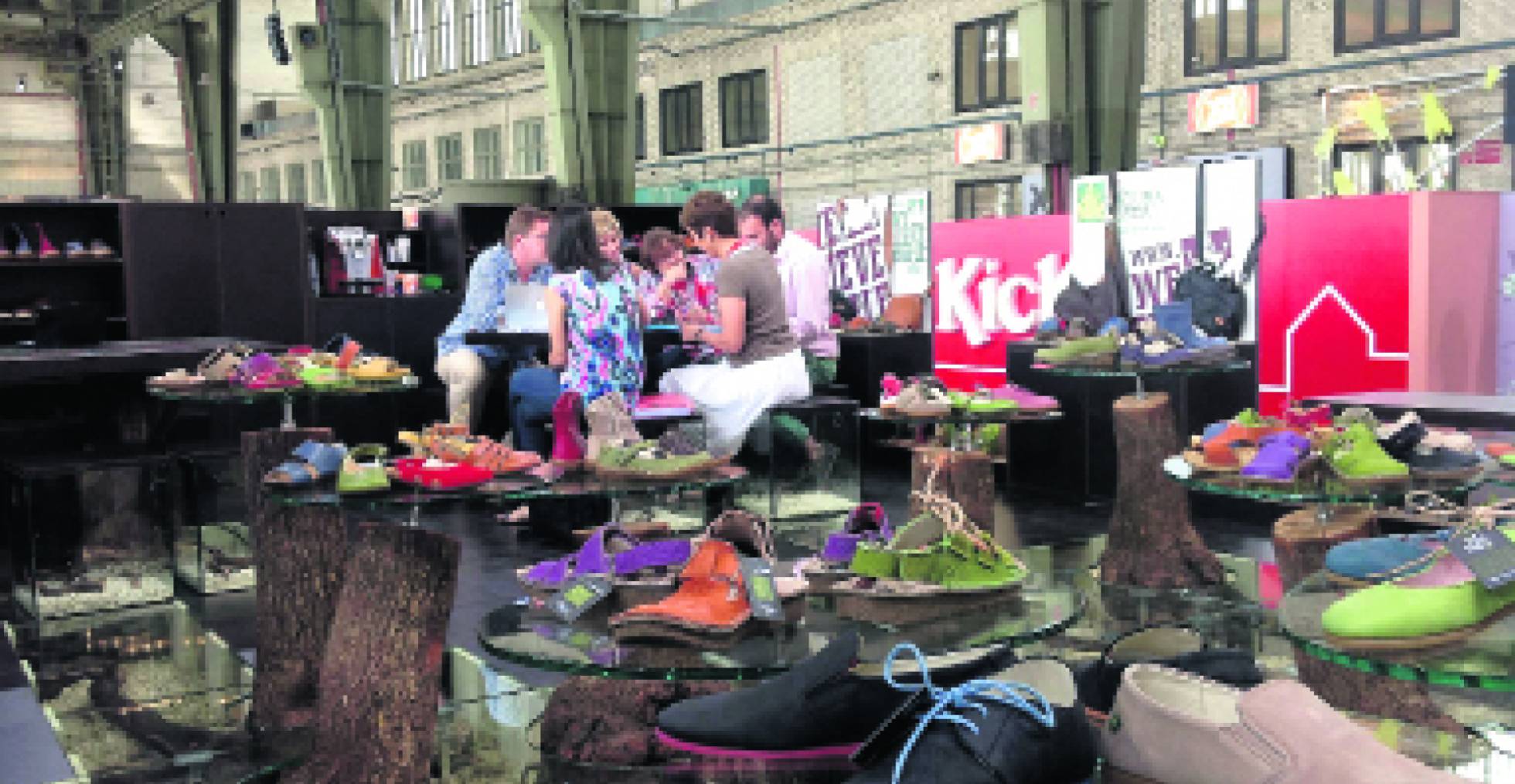 Muestra de zapatos de El Naturalista, que emplea a 160 vecinos. Muestra de zapatos de El Naturalista, que emplea a 160 vecinos.