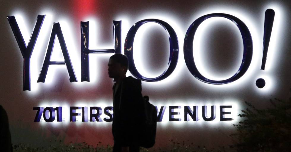 Un traunseunte camina junto a la sede de Yahoo en Sunnyvale, California.
