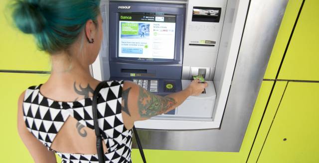 Una mujer utiliza un cajero automático en Madrid. Una mujer utiliza un cajero automático en Madrid.