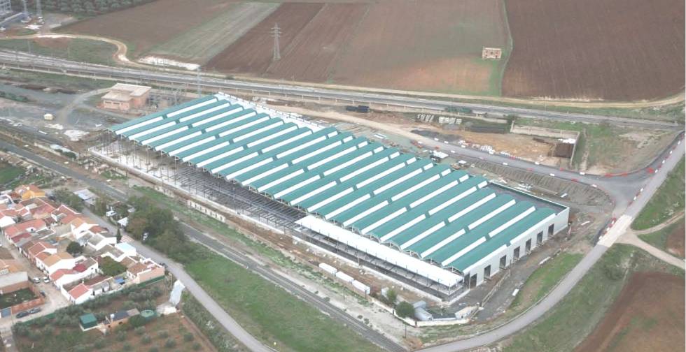 Vista aérea de las instalaciones ya construidas para el fallido anillo ferroviario en Antequera.