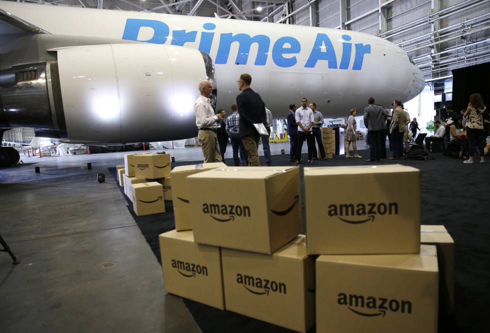 Caixas da Amazon em frente ao primeiro avião da sua nova frota. 1470397693_744949_1470397799_noticia_nor
