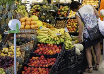 Agricultores franceses tiran fruta española en Perpiñán para protestar por sus precios Agricultores franceses tiran fruta española en Perpiñán para protestar por sus precios