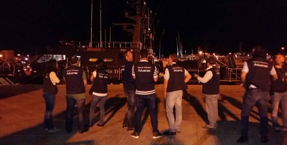 Agentes de la Agencia Tributaria en la Aduana de Ibiza.