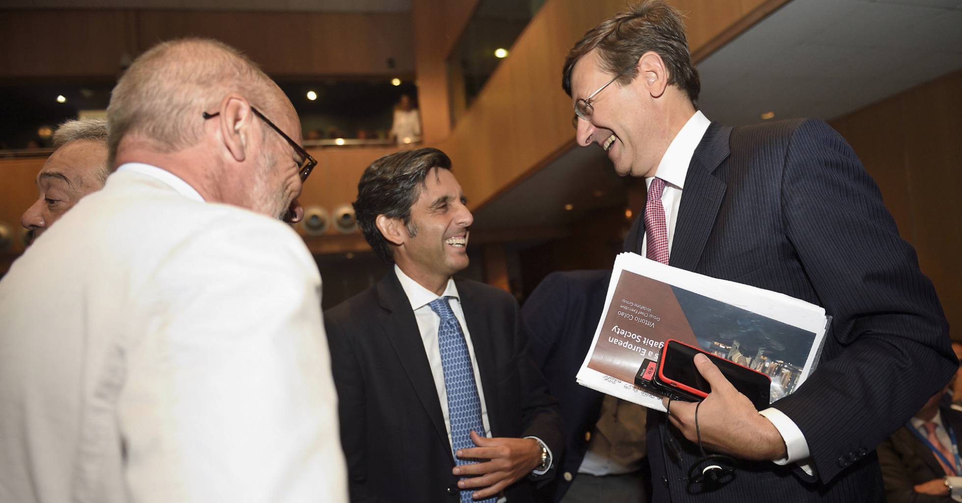 El presidente de Telefónica, José María Álvarez-Pallete (c); el consejero delegado de Vodafone, Vittorio Colao (d), y el presidente de Orange, Stéphane Richard, durante su participación en la inauguración del XXX Encuentro de Telecomunicaciones y Economía Digital, celebrado en la UIMP, en Santander. El presidente de Telefónica, José María Álvarez-Pallete (c); el consejero delegado de Vodafone, Vittorio Colao (d), y el presidente de Orange, Stéphane Richard, durante su participación en la inauguración del XXX Encuentro de Telecomunicaciones y Economía Digital, celebrado en la UIMP, en Santander.