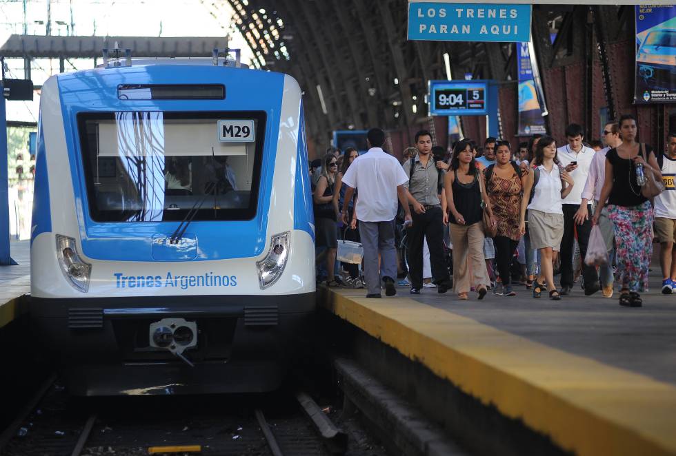 Una formación cero kilómetro llega a la estación Retiro en Buenos Aires, en febrero de 2015.
