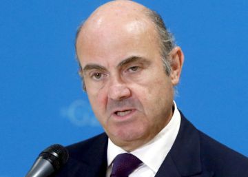 Moscovici niega que Guindos le haya informado sobre la prórroga del Presupuesto