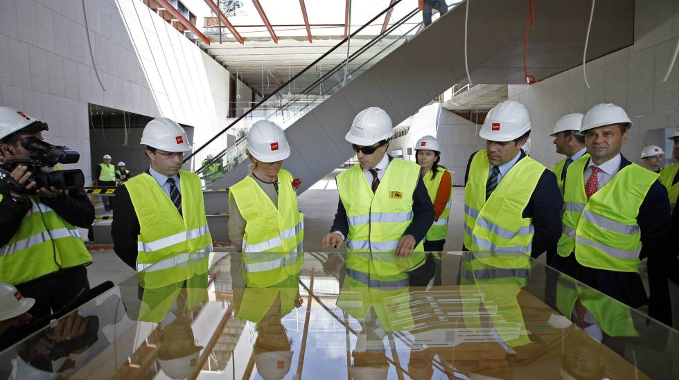 Víctor Madera, primero por la derecha, en una visita junto a Esperanza Aguirre a las obras del hospital de Collado Villalba en 2012. Víctor Madera, primero por la derecha, en una visita junto a Esperanza Aguirre a las obras del hospital de Collado Villalba en 2012.