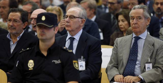 Imagen del juicio contra los contra los expresidentes de Caja Madrid, Miguel Blesa (derecha) y Rodrigo Rato (centro) y otros 63 usuarios por las 'tarjetas black' Imagen del juicio contra los contra los expresidentes de Caja Madrid, Miguel Blesa (derecha) y Rodrigo Rato (centro) y otros 63 usuarios por las 'tarjetas black'