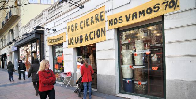 A going-out-of-business sale in Madrid. A going-out-of-business sale in Madrid.