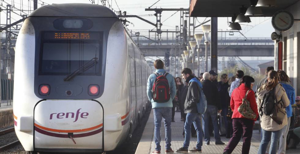 Un tren de cercanías de Renfe en la estación de Mollet del Valles (Barcelona).