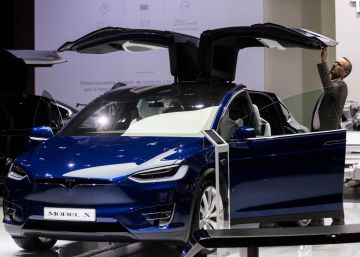 Un Tesla Model X en el Salón del automóvil de París.
