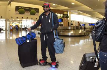 Un pasajero con un hoverboard en un aeropuerto de Atlanta.