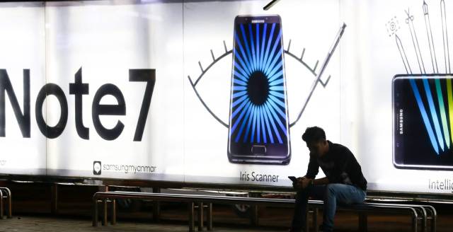 Un anuncio del Galaxy Note 7 en una parada de autobús en Rangún (Birmania). Un anuncio del Galaxy Note 7 en una parada de autobús en Rangún (Birmania).