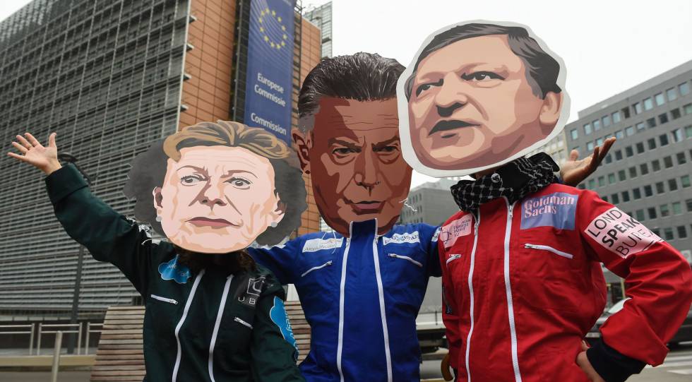 Protesta junto a la Comisión con los rostros de la excomisaria Neelie Kroes, el excomisario Karel De Gucht y el expresidente Barroso.