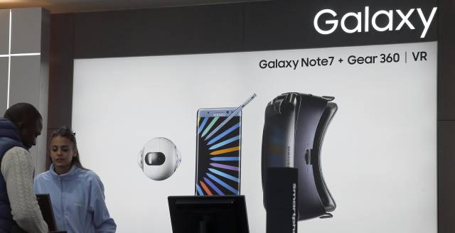 Un cartel del Samsung Galaxy Note 7 en una tienda. Un cartel del Samsung Galaxy Note 7 en una tienda.