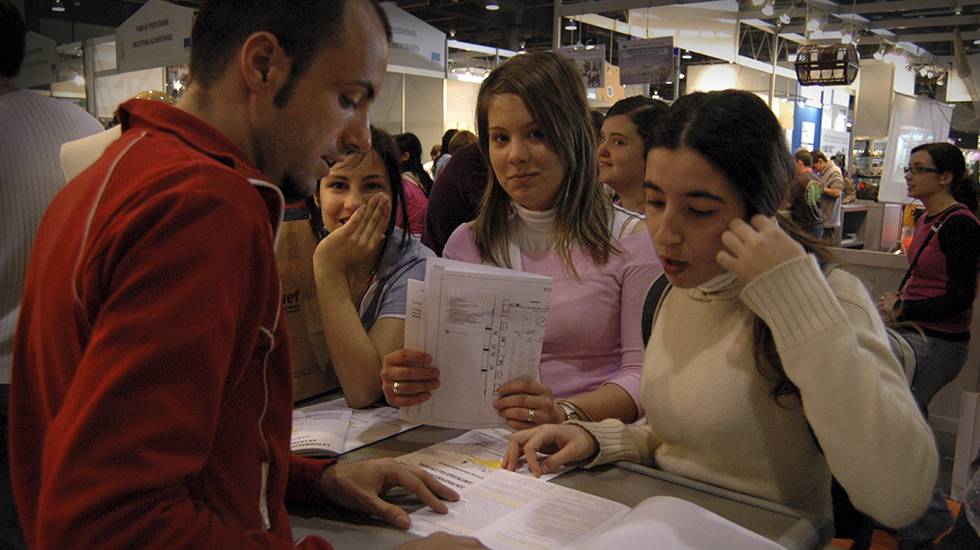 Varias jóvenes reciben información en una feria de empleo en Valencia