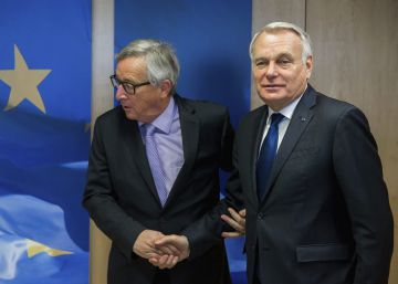 O ministro francês de Assuntos Exteriores, Jean-Marc Ayrault (d), é recebido pelo presidente da Comissão Europeia, Jean-Claude Juncker em Bruxelas. EFEStephanie Lecocq