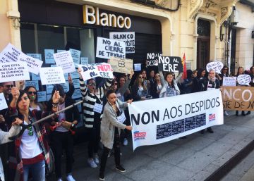 Trabajadoras de Blanco en la plaza de Lugo (A Coru&ntilde;a), durante una protesta contra la &uacute;ltima ola de despidos en la cadena nacida en los a&ntilde;os 60 en Bilbao.&nbsp; 