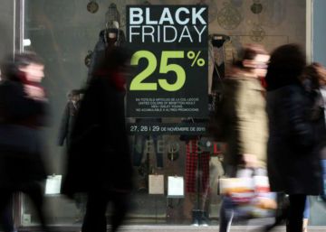 Escaparate de una tienda con el anuncio del 'Black Friday'.