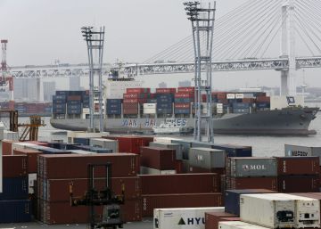 Un carguero abandona un puerto. EFEArchivo