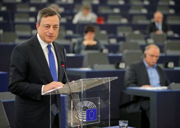El presidente del BCE, Mario Draghi, durante el debate celebrado este lunes en el Parlamento Europeo, en Estrasburgo.